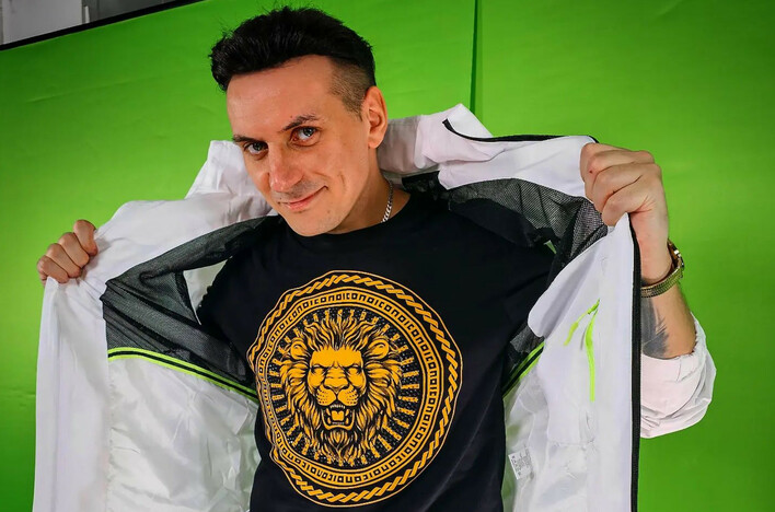 Loverboy na motocyklu to jego nowa pasja