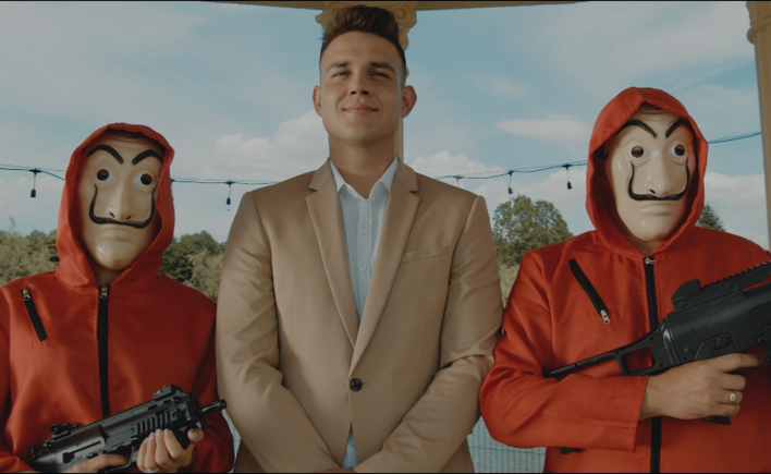 Luka Rosi otoczony karabinami! To może być najlepszy klip disco polo tego roku!