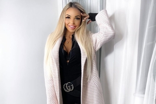 Gwiazda disco polo rozłożyła nogi na tle luksusowego auta! W dłoniach trzyma kij baseballowy. Będzie gorąco?!