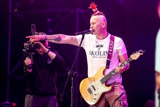 Internet aż huczy! Gitarzysta Skolima dostał po koncercie tortem w twarz. Luxon błyskawicznie się odegrał | VIDEO