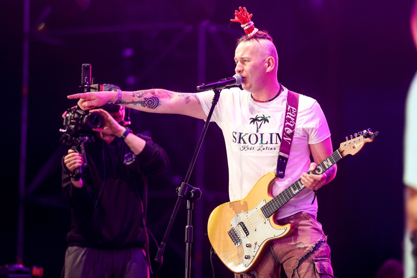 Internet aż huczy! Gitarzysta Skolima dostał po koncercie tortem w twarz. Luxon błyskawicznie się odegrał | VIDEO