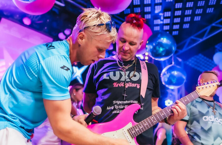 Luxon z zespołu Skolima sprzedaje unikatowe gitary z certyfikatami! Zobacz, co dostaniesz w gratisie!

