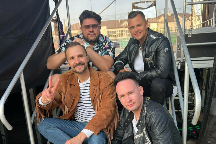 Maciej Smoliński: Energetyczny prezenter, utalentowany wokalista disco polo! Zobacz spektakularny występ w Domaniewicach