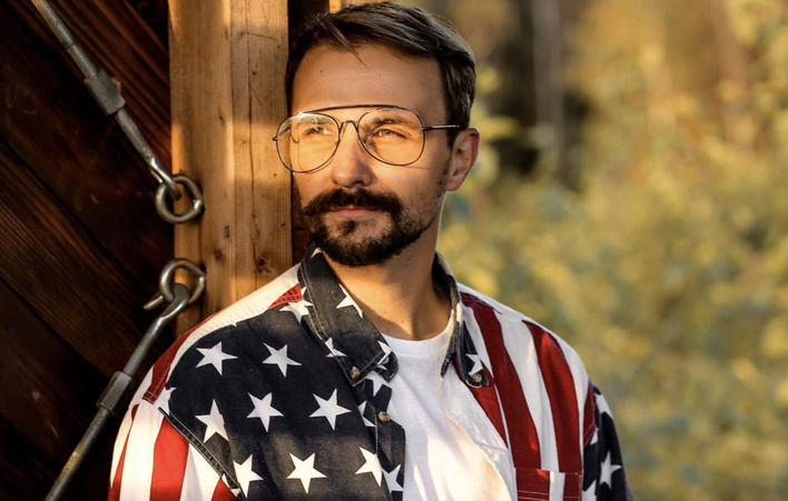 Maciej Smoliński zaskakuje nową premierą ”Dobra Pora (Dam Dara Dam)”! Gwiazdor disco polo przygotował dla fanów coś wyjątkowego! 