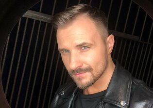 Uwielbiany prezenter disco polo rozwija karierę! Niedługo rusza w trasę z nowymi piosenkami! Wiemy, gdzie wystąpi! 