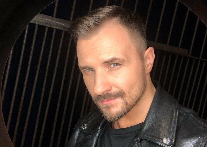 Uwielbiany prezenter disco polo rozwija karierę! Niedługo rusza w trasę z nowymi piosenkami! Wiemy, gdzie wystąpi! 