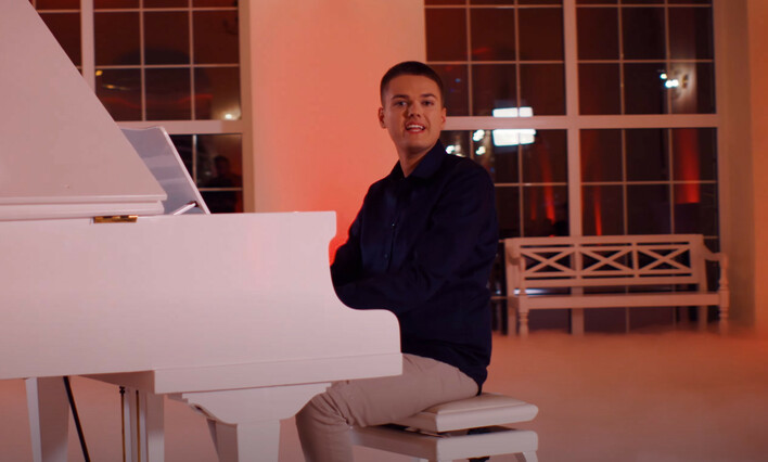 Maciek Kasprzyk i jego nowa produkcja pt. „Będę Obok Ciebie„! Niezwykła premiera!