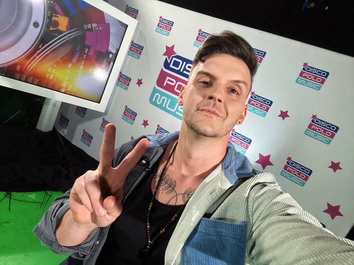 Tak gwiazdor disco polo śpiewa na żywo! Posłuchajcie, jak Maciej Kuśmierz Maczo zachwyca swoim hitem pt. „Wieczna chemia„