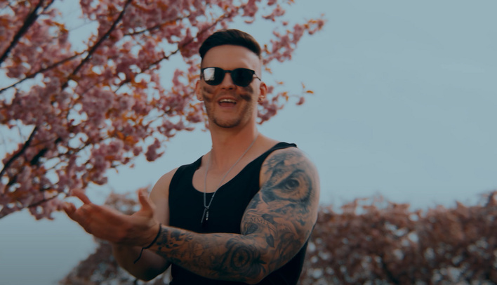 Maciej Kuśmierz Maczo w znakomitej premierze pt. „Fajna Panienka„! Teledysk zbiera pozytywne opinie! Stanie się hitem lata 2022?!