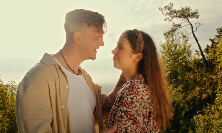 Maczo zaskakuje fanów: romantyczna ballada ”Moje Serce Tylko Dla Ciebie”! W teledysku wystąpiła jego żona! 