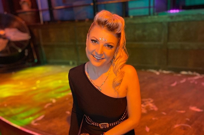 Magdalena Narożna - Piękni i Młodzi kusi odważną stylizacją! Piękna gwiazda disco polo w obcisłym lateksie! 