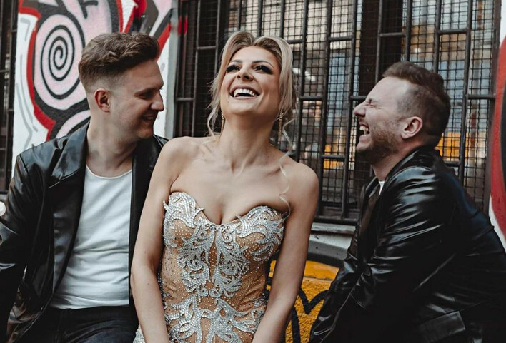 Magda Narożna biega po Warszawie w gigantycznej sukni! Zobaczcie WIDEO