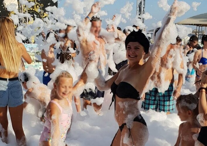 Magda Narożna królową "Piana Party" na imprezie w Egipcie. Wokalistka disco polo korzysta z życia!