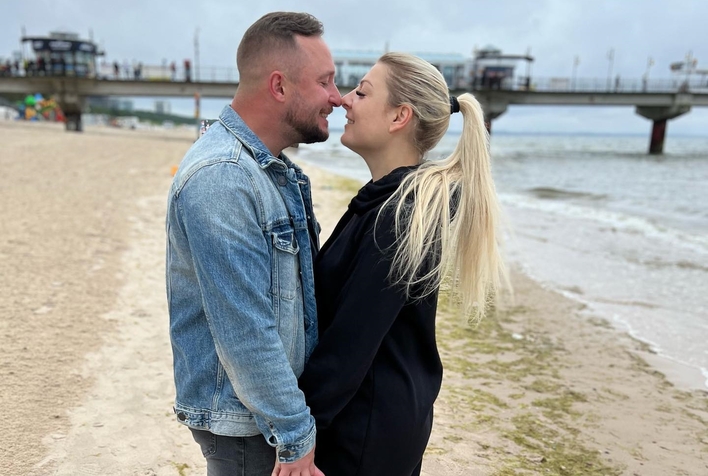 Magda Narożna Piękni i Młodzi w ciąży?! Ukochany trzyma rękę na odsłoniętym brzuchu! Fani „Będzie dzidzia„, „Gratulacje„