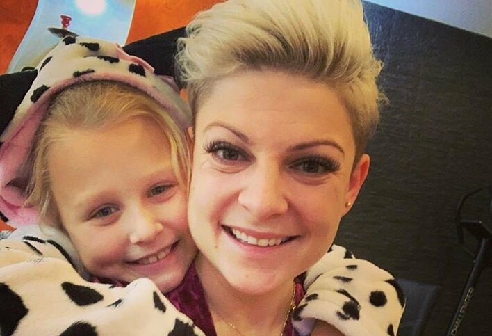 Magda Narożna (Piękni i Młodzi) w czułych objęciach córki! Wokalistka disco polo zabrała córkę na sanki! 