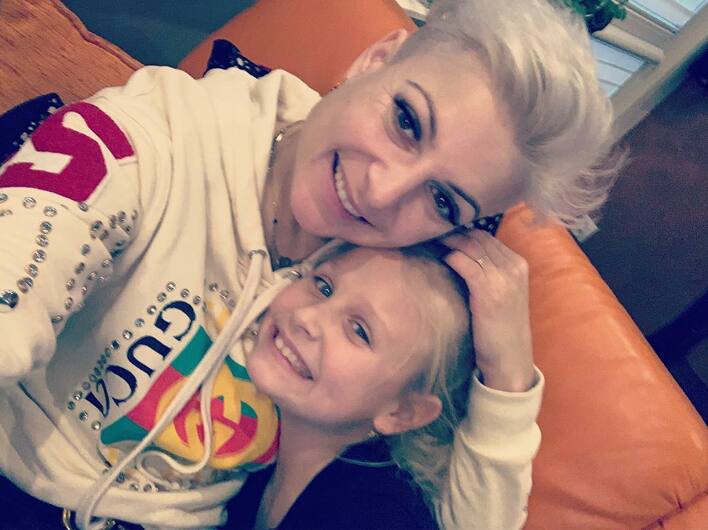 Magda Narożna (Piękni i Młodzi) z córką Gabrysią razem śpiewają wielki hit zmarłej artystki | VIDEO