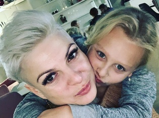 Opadną Wam szczęki! Magda Narożna (Piękni i Młodzi) z córką! Wyglądają wyśmienicie! Zobaczcie ich świąteczną stylizację!