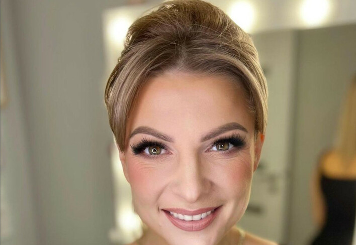 Magda Narożna w nowej odsłonie! Zobacz, jak wokalistka zespołu Piękni i Młodzi zaskakuje swoim makijażem i urodą na najnowszych zdjęciach!