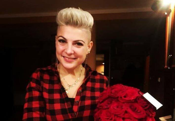 Magda Narożna w złotym płaszczu! Wygląda jak miliony monet! 