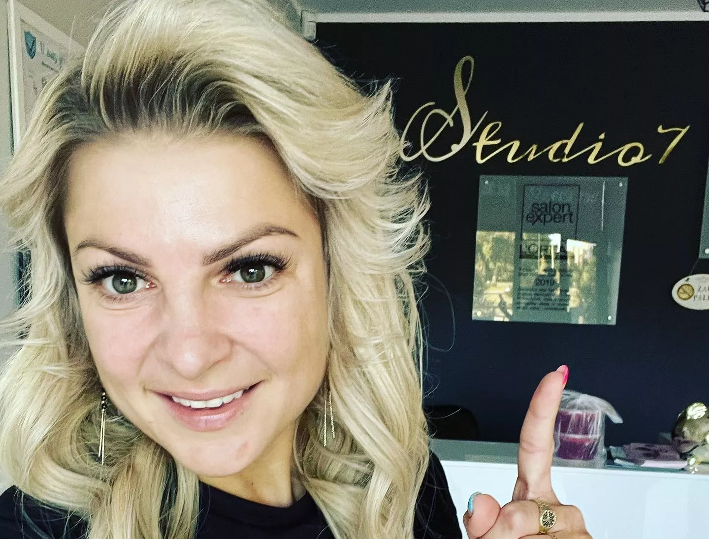 Magda Narożna znów zmieniła fryzurę! Miała dość swoich włosów? To wszystko dla telewizji TVP!