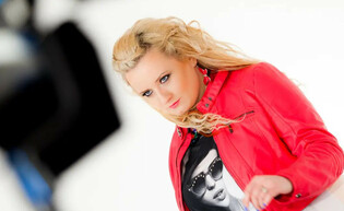 Magda Niewińska z nowym hitem, który rozgrzeje Cię! Zobacz przedpremierę pt. „Miłość to Twoje imię„