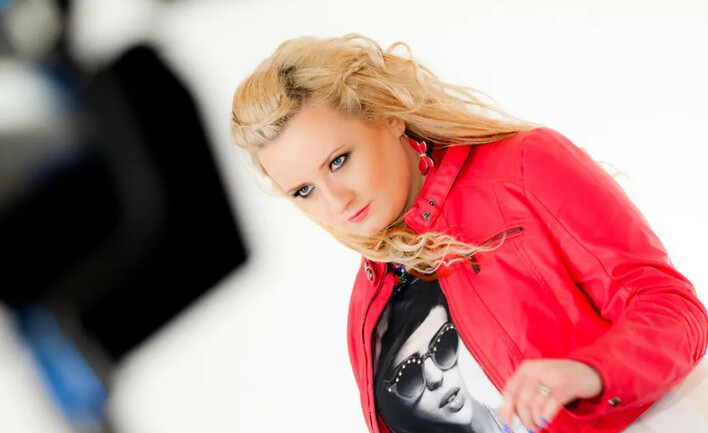 Magda Niewińska z nowym hitem, który rozgrzeje Cię! Zobacz przedpremierę pt. „Miłość to Twoje imię„