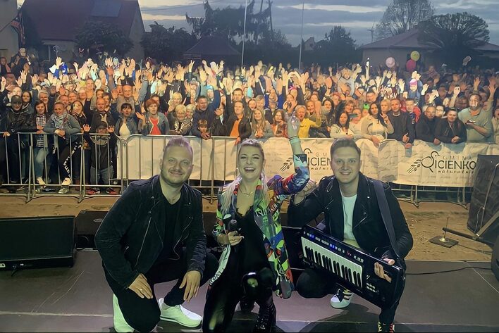 Magdalena Narożna - Piękni i Młodzi nie wytrzymała! Gwiazda disco polo przerwała koncert „Tak się nie da pracować”| VIDEO