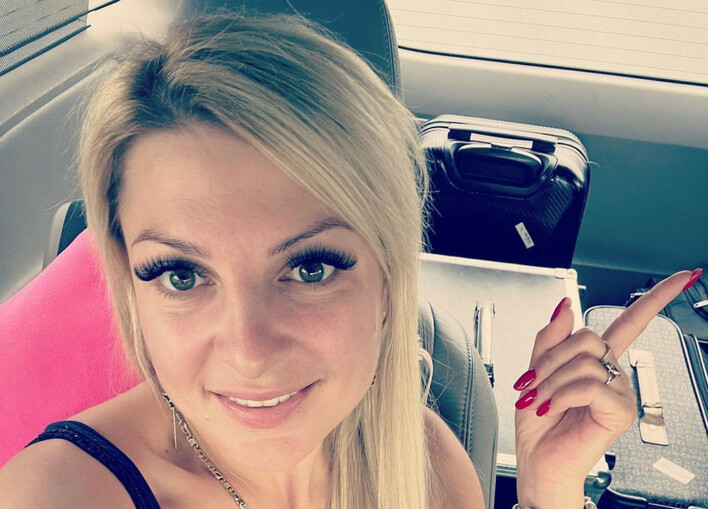 Magdalena Narożna - Piękni i Młodzi obdarowana niecodziennym prezentem! To niespodzianka od kolegi z branży disco polo?!