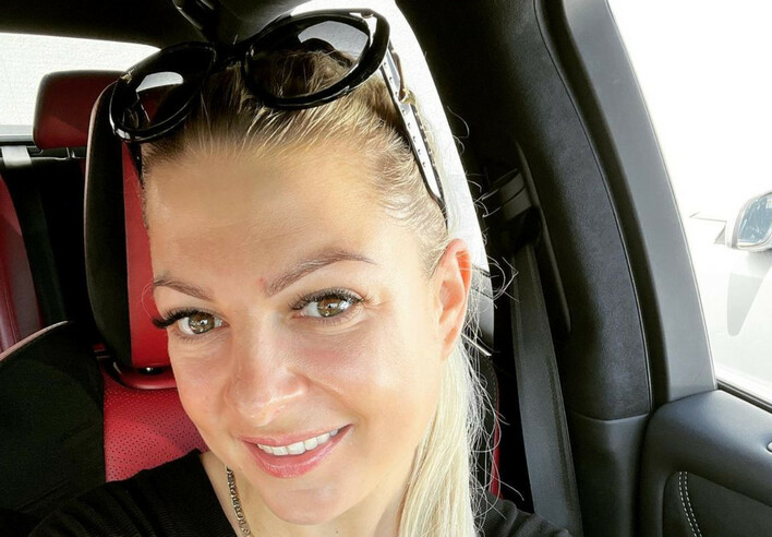 Magdalena Narożna nie boi się rozbieranych zdjęć. Gwiazda disco polo pozuje przy leżakach. W tle tłum ludzi