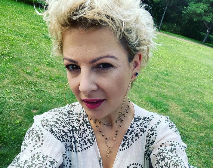 Magdalena Narożna Piękni i Młodzi na ustach wszystkich! Gwiazda disco polo zachwyca głębokim dekoltem!