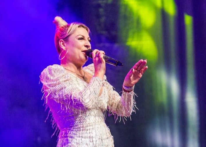 Magdalena Narożna na ustach wszystkich! Liderka zespołu Piękni i Młodzi w mega odważnej stylizacji na scenie!