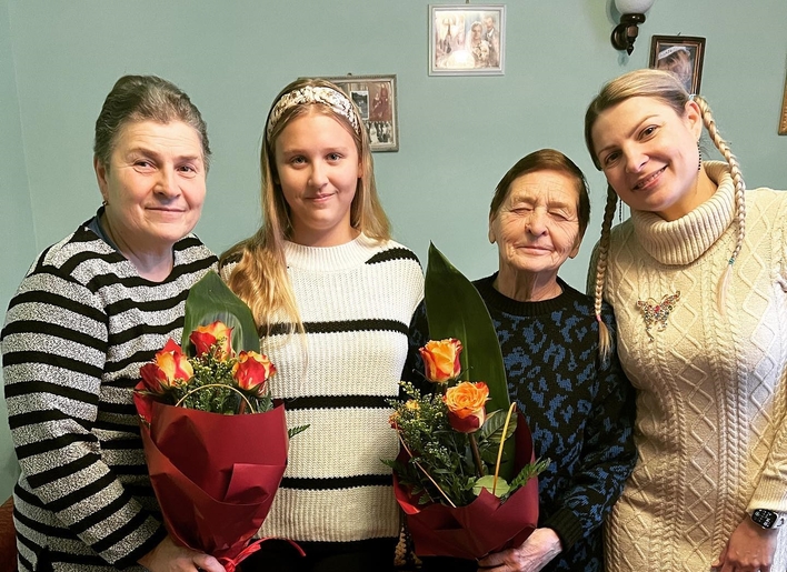 Magdalena Narożna Piękni i Młodzi z córką Gabrysią w objęciach dziadków! Wzruszające zdjęcia w sieci! 