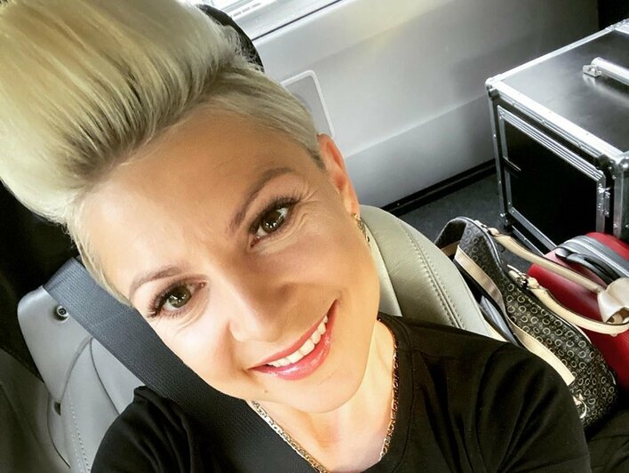 Magdalena Narożna (Piękni i Młodzi) w czułych objęciach z babcią! Wręczyła jej piękny prezent!