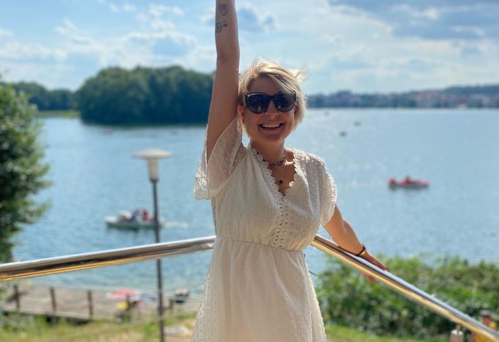 Ideał kobiecości?! Magdalena Narożna pozuje w skąpym bikini nad wodą! Internauci komentują ”Jesteś jak ciasteczko”