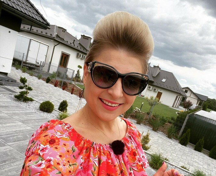 Magdalena Narożna (Piękni i Młodzi) śmiało odsłoniła dekolt! Fani oczarowani królową disco polo!