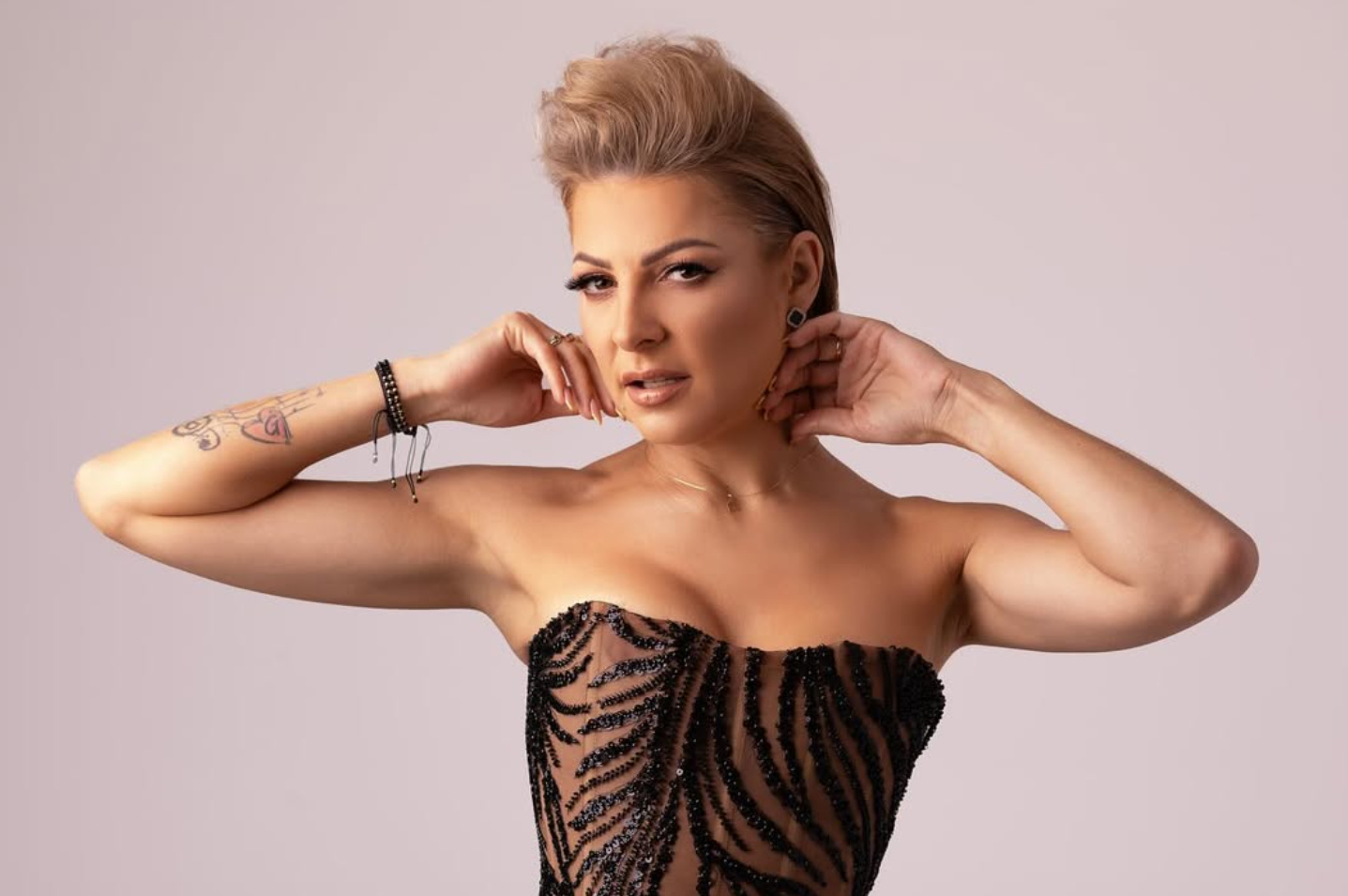 Magdalena Narożna w ogromnych tarapatach! Nie może śpiewać hitów „Pięknych i Młodych”? Oświadczenie Krzysztofa Boguckiego