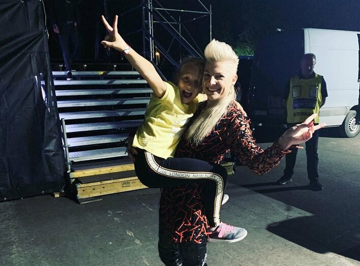 Magdalena Narożna (Piękni i Młodzi) z córką Gabrysią na scenie! Nowe nagranie podbija sieć! | VIDEO 