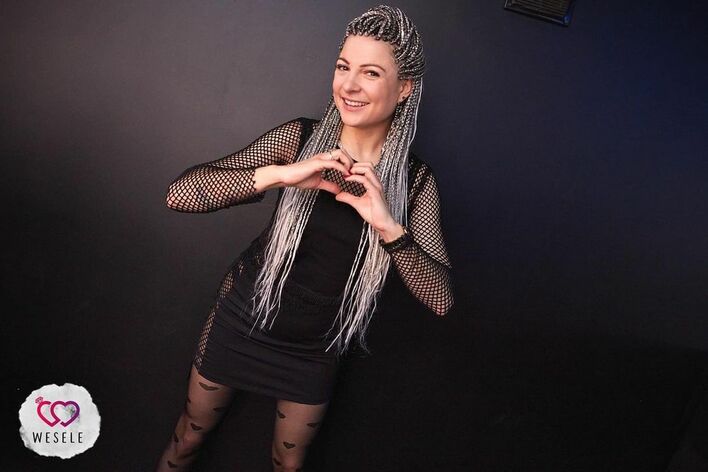 Co za zmiana! Magdalena Narożna zaszokowała nową fryzurą na koncercie! Fani disco polo przecierali oczy ze zdumienia?! 