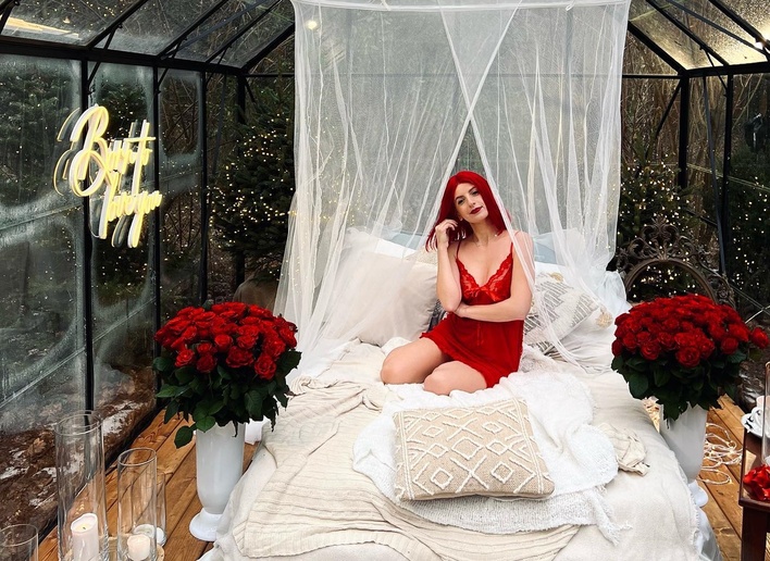 Popularna wokalistka disco polo kusi pozami na łóżku! Uwagę zwraca wyjątkowa kreacja odsłaniająca Jej wdzięki! 