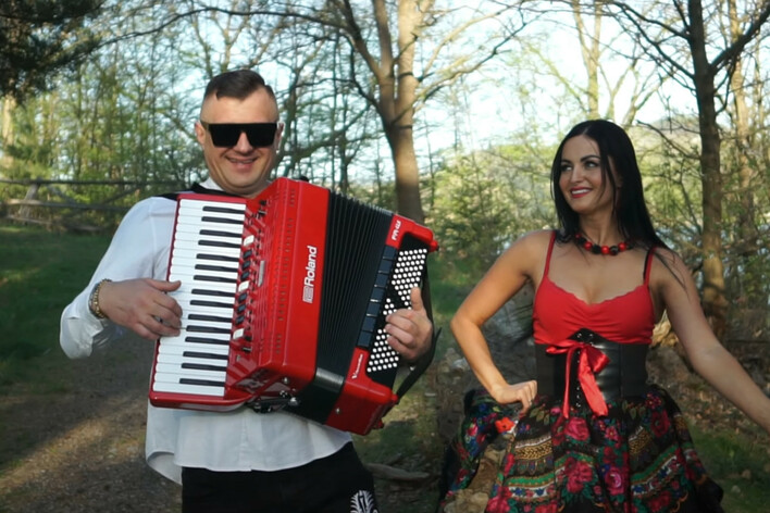 Magik Band i Natalia Lebda z nową piosenką ”Przyjedz chłopce”! Takiego debiutu nikt się nie spodziewał

