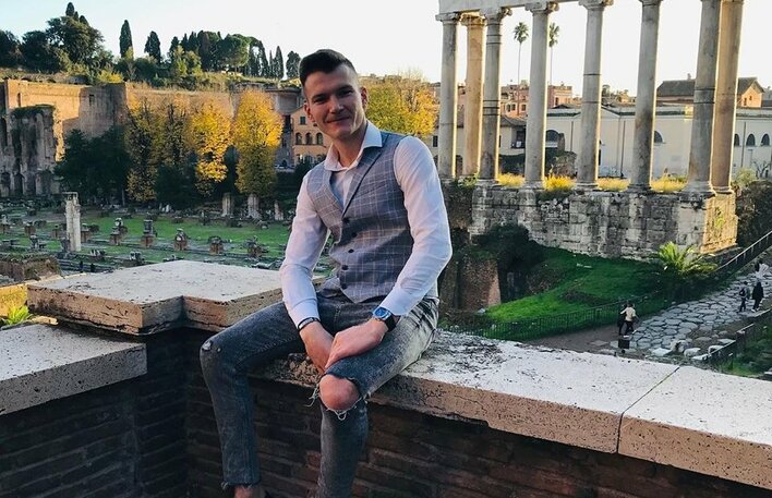 Wokalista disco polo stworzył duet ze znanym producentem muzycznym! Premiera trafiła do sieci! To nowy Hit?!