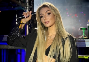 Małgorzata Główka CamaSutra w mocno wyciętym stroju. Zdjęcia zza sceny robią furorę