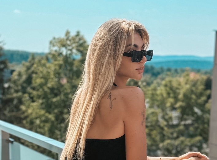 Małgorzata Główka w bardzo krótkim topie zachwyca latem – gwiazda disco polo kusi nowymi zdjęciami