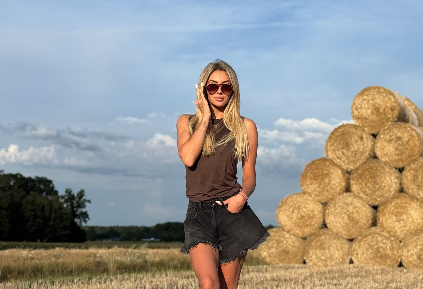 Małgorzata Główka z CamaSutry pozuje przy sianie! Fani przecierają oczy na widok zdjęć z pola

