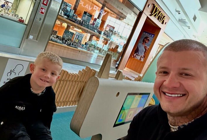 Mały Marcel Narożny śpiewa „Mini” przedpremierą! Co zdradza nagranie syna Dawida Narożnego?

