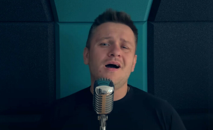 ”Mamo” zespołu Akcent w nowej wersji Arka Kopaczewskiego. To nagranie chwyta za serce