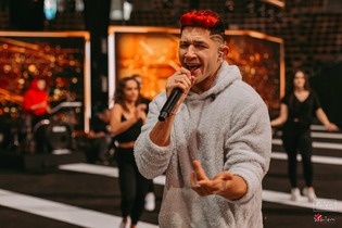 Mamy fragment nowości DisocBoys! „Włosy blond„ to nowy hit disco polo od Kamila Kossakowskiego? | VIDEO