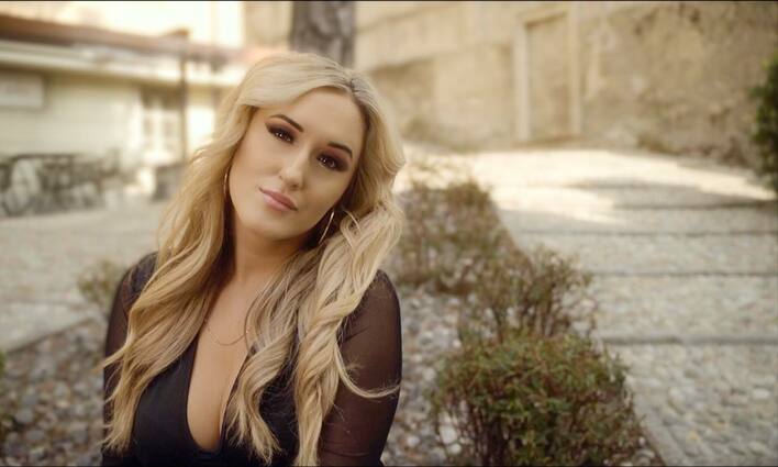 Mamy nową produkcję uwielbianej gwiazdy disco polo! Jesika przygotowała nowość pt. „Pofruniemy piękni„ | VIDEO