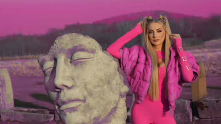 Mamy pierwszy wspólny teledysk Joanny i Dawida! Piękni i Młodzi z nowością pt.  "Przytul mnie jak dawniej" 