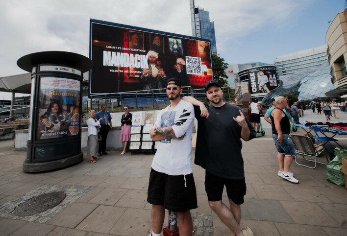 Historyczny moment! „Mandacik” Łobuzów i Zenka Martyniuka – teledysk trafił na gigantyczny ekran w centrum Warszawy